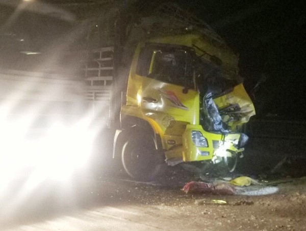 Tông vào đuôi xe tải trên quốc lộ 1A, tài xế tử vong tại chỗ