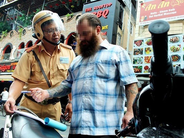 Xử phạt những ông Tây vi phạm luật giao thông không dễ!