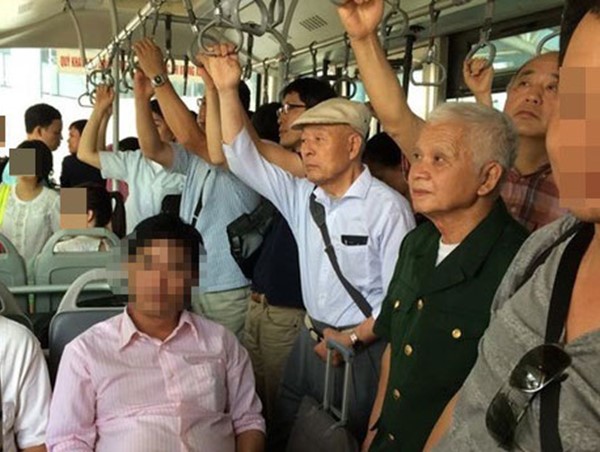 Văn hóa ứng xử trên xe buýt: Vui ít, buồn nhiều