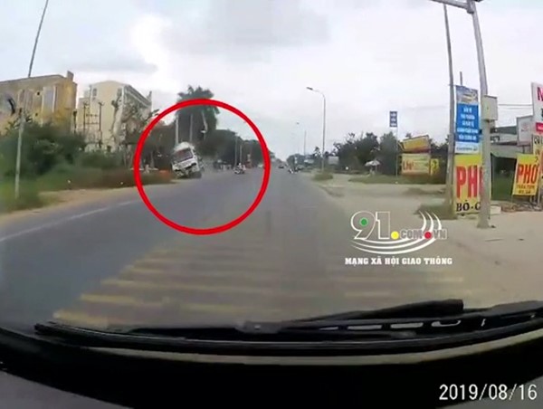 Clip:Tài xế bẻ lái cứu sống 2 bé gái sang đường, xe bồn lật nghiêng