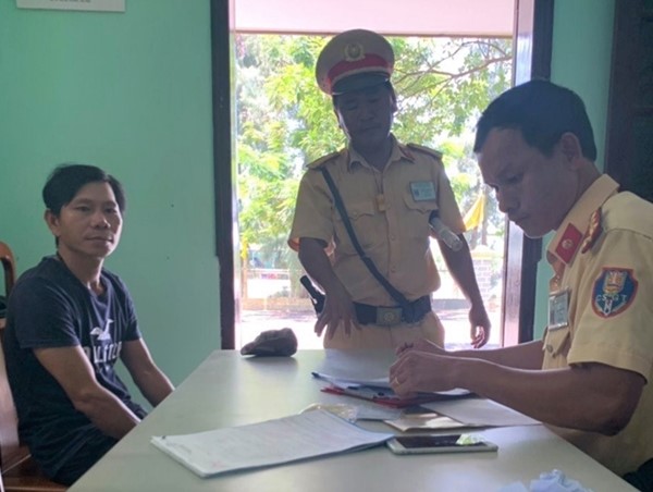 Tài xế không bằng lái xe 50 chỗ đưa đón học sinh