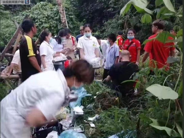 Xe chở du khách Trung Quốc gặp nạn tại Lào, ít nhất 14 người thiệt mạng