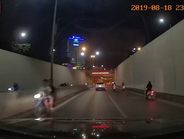 Clip: Khiếp vía cảnh hai thanh niên 'đầu trần' đi ngược chiều trong hầm Kim Liên