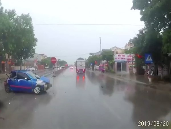 Clip: Kinh hoàng ô tô con bị 2 xe tải tông xoay vòng trên quốc lộ