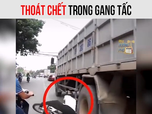 Va chạm với xe máy đi ngược chiều, người đàn ông may mắn thoát chết dưới bánh xe tải