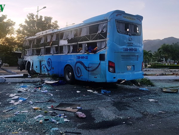 Hiện trường vụ 2 xe giường nằm tông nhau làm 25 người thương vong