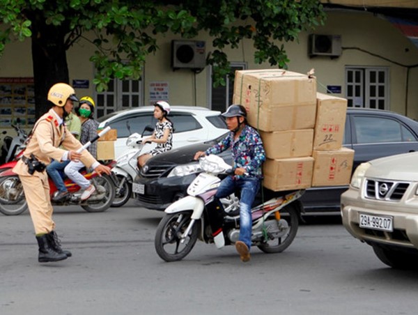 Hà Nội: Vận chuyển hành khách, hàng hóa bằng xe 2 bánh phải mang biển hiệu?