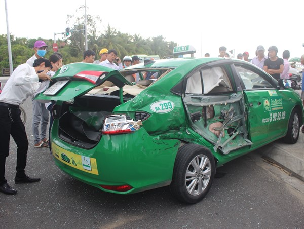 Xe tải va chạm xe taxi, 3 người thương vong
