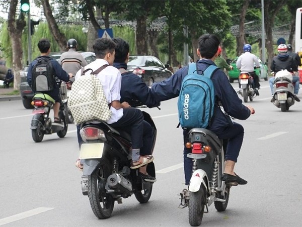 Không giao xe máy cho học sinh chưa đủ tuổi