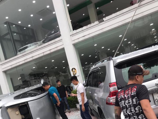 Hà Nội: Ô tô 'bay” từ tầng 2 showroom xuống đất khiến 2 xe khác gặp họa