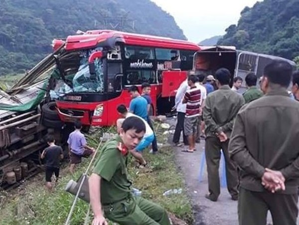 Tạm giữ tài xế xe khách tông xe tải từ phía sau khiến 16 người thương vong ở Hòa Bình