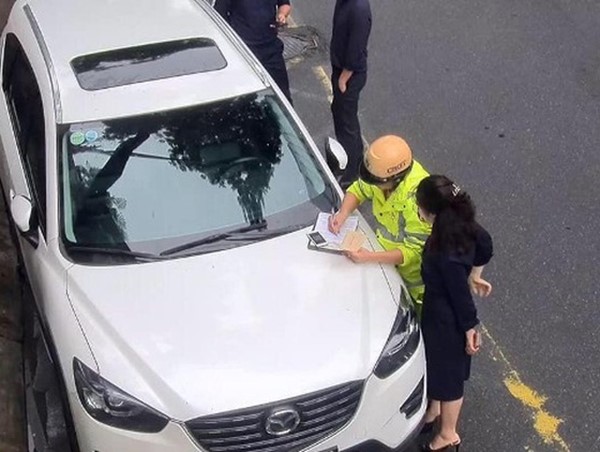 CSGT Hà Nội phạt xe ô tô vi phạm dừng đỗ tràn lan từ tin nhắn trên facebook