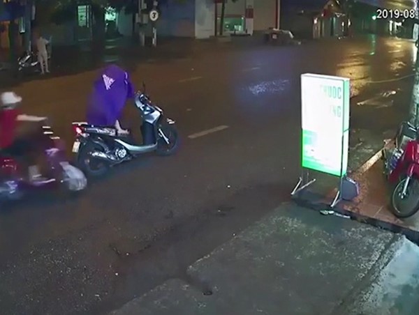 Video: Dừng xe giữa đường mặc áo mưa, 2 mẹ con gặp nạn 