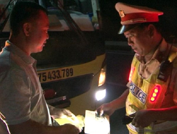 Tài xế xe khách cố tình vượt ẩu trong hầm Hải Vân bị phạt 2,5 triệu đồng