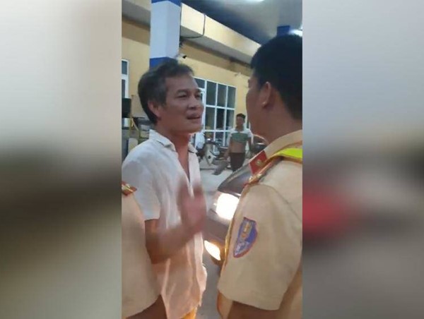Video: Tài xế xe biển xanh nghi say rượu lớn tiếng quát tháo, tát CSGT