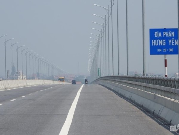 Cây cầu gần 3.000 tỷ mất an toàn vì đèn chiếu sáng hoạt động nửa vời