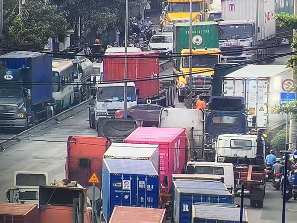 Xe container húc ô tô 4 chỗ, khu vực cảng Cát Lái tê liệt