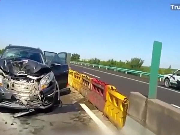 Clip: SUV bẹp rúm đầu sau cú văng lốp của xe tải