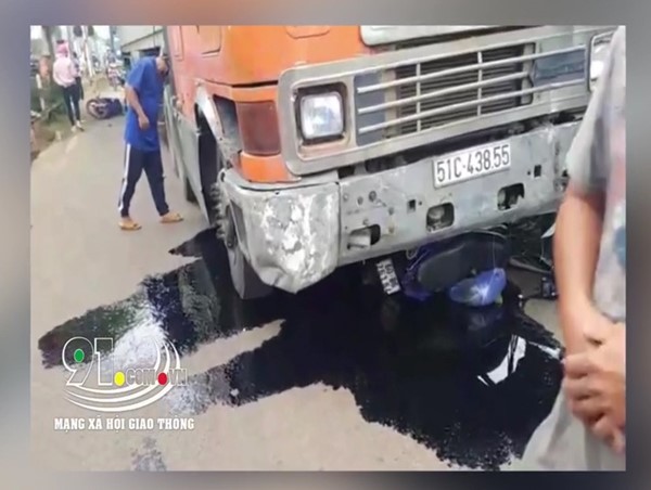 Clip: Xe đầu kéo ủi hàng loạt xe máy, một người nguy kịch 