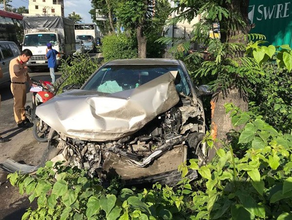 “Xế hộp” mất lái húc bay dải phân cách, nhiều người hoảng hốt tháo chạy