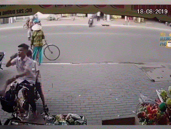 Clip:Xe máy không người lái lao sang đường, đâm thẳng cửa hàng tạp hóa 