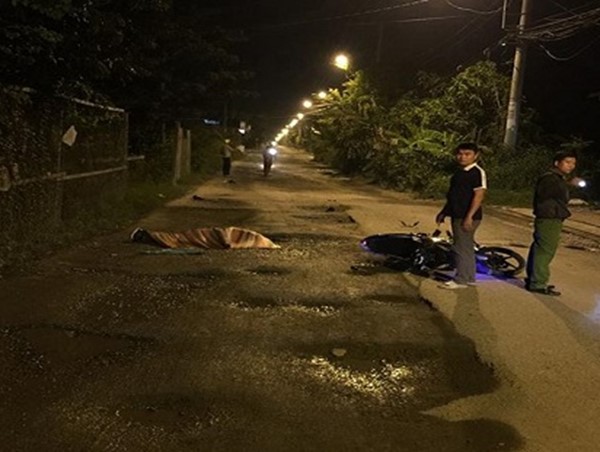 Vấp phải ổ gà, nam thanh niên chạy xe máy tử vong 