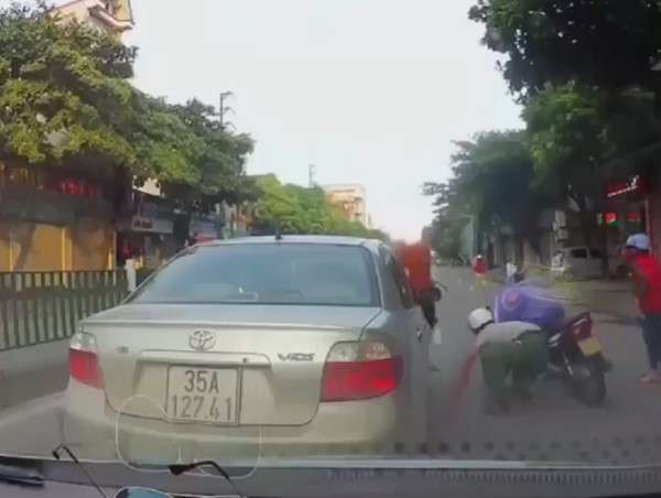 Tài xế ô tô phanh gấp, hôi tiền giữa đường, bất chấp nguy hiểm