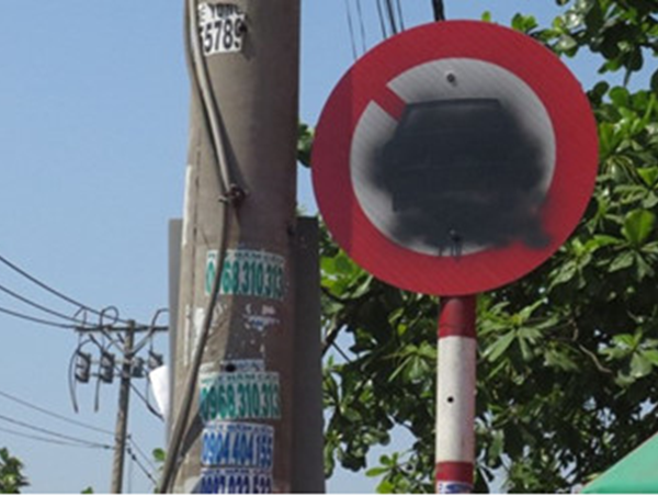 Biển cấm xe container bị sơn xịt, tiềm ẩn nguy hiểm cho người tham gia giao thông 