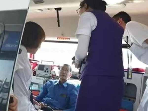 Nhân viên Vietnam Airlines giúp khách bị bệnh trên chuyến bay của Nga