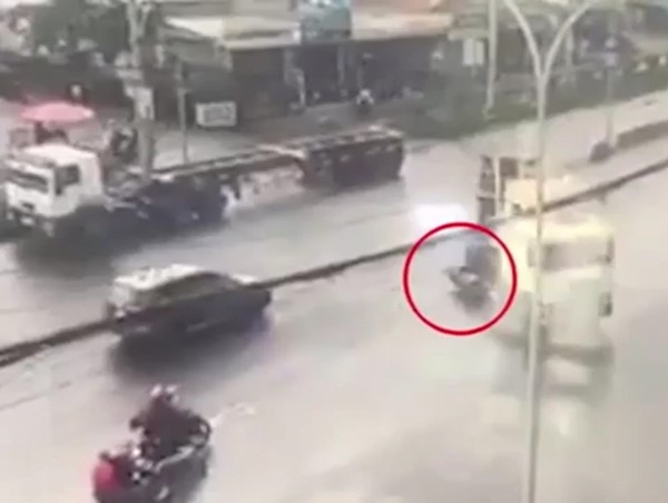 Clip: Tự ngã vào gầm container, người đàn ông đi xe máy tử vong 