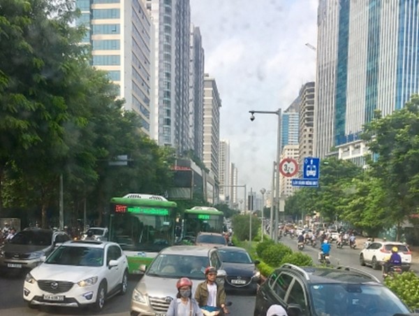 Xe buýt nhanh đi vào làn ô tô, ô tô lấn làn BRT vì tắc đường