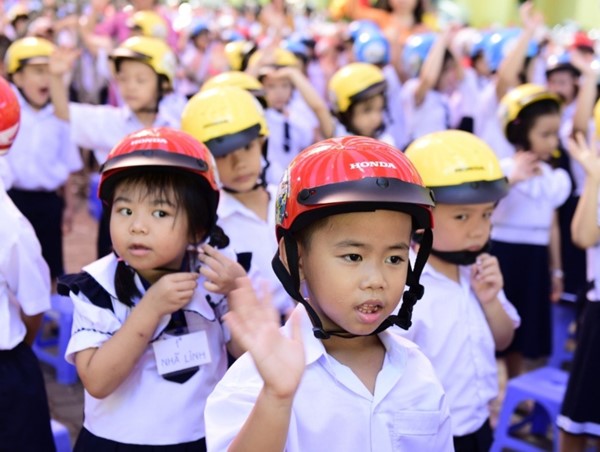 Hà Nội: Đi bộ vận động toàn dân “Đội mũ bảo hiểm cho trẻ em“