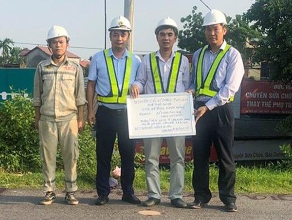 Làm đường giao thông bằng rác thải tái chế