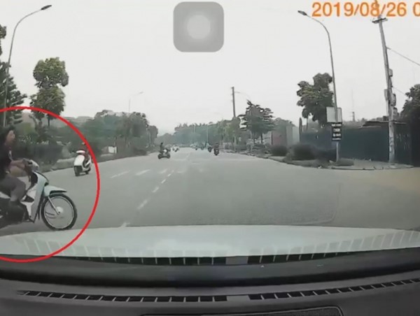 Clip: Qua đường thiếu quan sát, nữ sinh bị tông văng lên nắp capo 