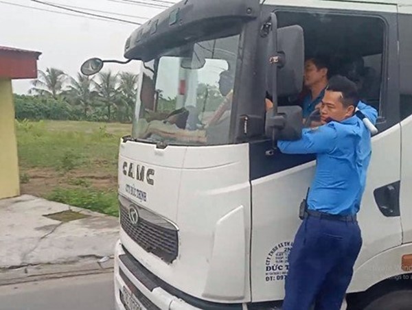 Clip: Thót tim cảnh thanh tra giao thông đu bám trên xe quá tải bỏ chạy 3km
