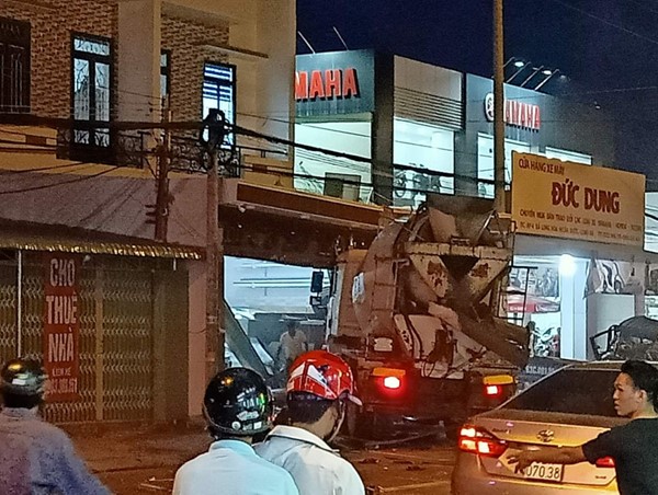 Long An: Xe bồn tông ô tô, cuốn hàng loạt xe máy vào gầm, ít nhất 4 người thương vong