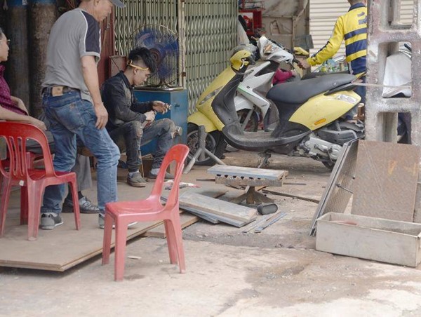 Nhức nhối những tuyến vỉa hè biến thành xưởng sản xuất ở Hà Nội