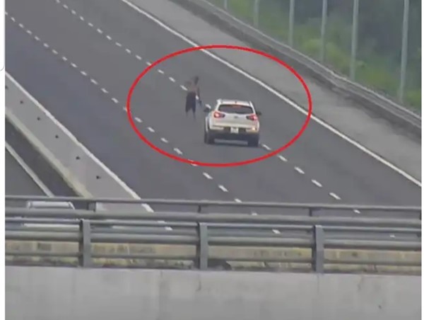 Người đàn ông bất ngờ lao ra chặn ô tô trên cao tốc Hà Nội - Hải Phòng