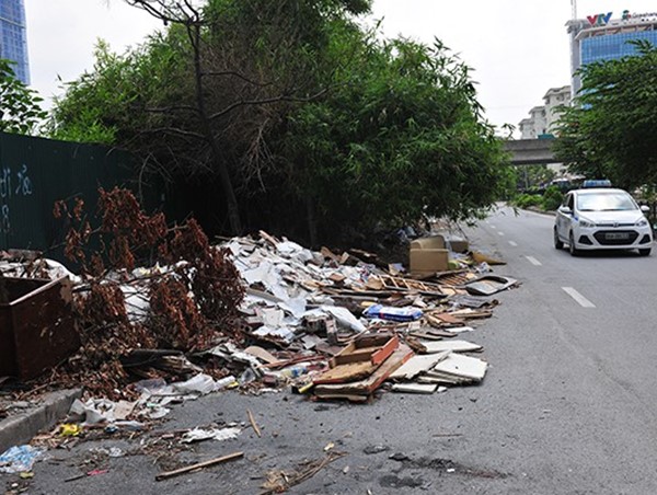 Rác tràn lan trên con đường có cảnh quan đẹp vào loại bậc nhất của Thủ đô