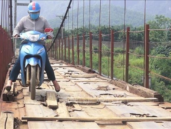 Nguy hiểm cầu treo mục nát tại Kim Bôi, Hòa Bình