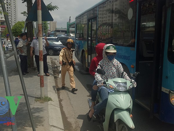 Xe buýt va chạm xe 7 chỗ, đường Phạm Văn Đồng ùn tắc nghiêm trọng