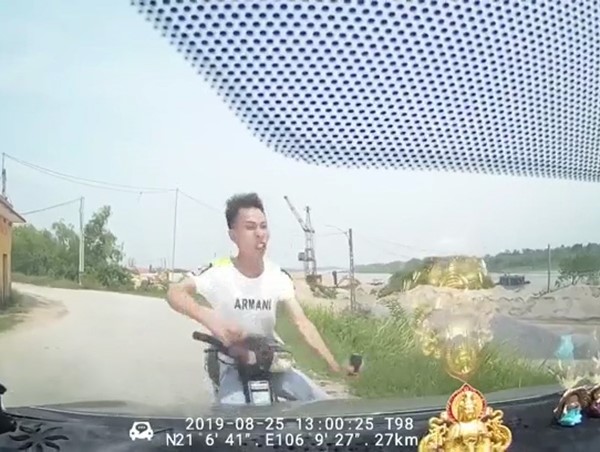 Clip: Xe máy vào cua đối đầu ô tô, nam thanh niên gặp nạn