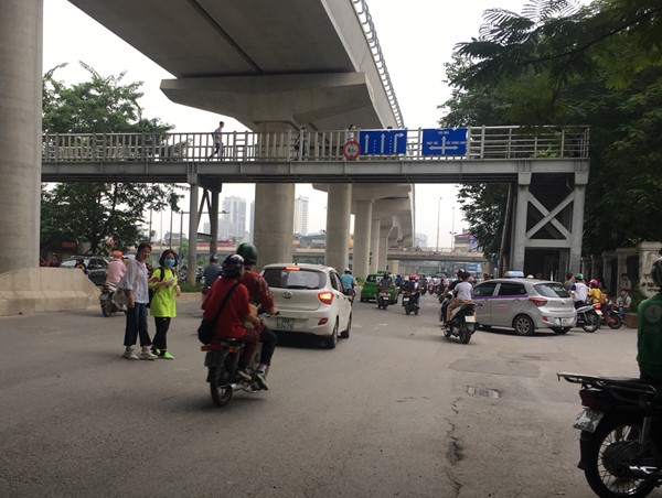 Hà Nội: Sinh viên 'bỏ lơ' cầu đi bộ vì vị trí bất cập 