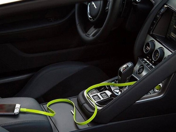 Nguy cơ cháy nổ khi sạc điện thoại, laptop trên ô tô