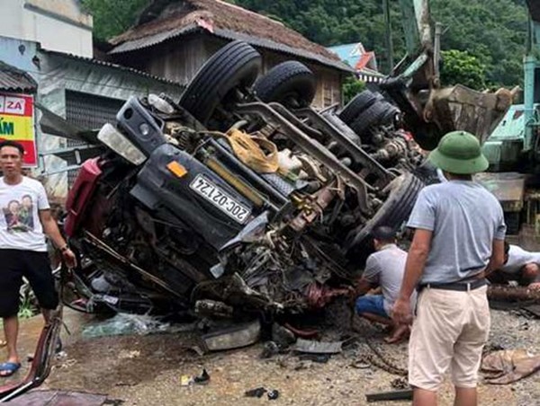 Xe tải lật ngửa khiến 2 bố con thương vong
