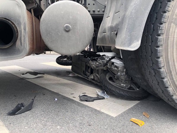 Hà Nội: Xe đầu kéo cán nát xe máy, người phụ nữ may mắn thoát chết 
