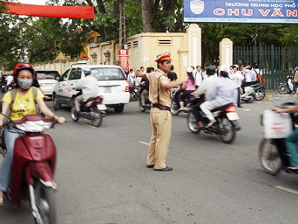 Tìm “lối thoát” cho ùn tắc giao thông tại cổng trường