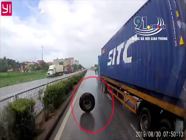 Clip: Xe container bất ngờ rụng bánh trên QL5 khiến xe sau phanh gấp