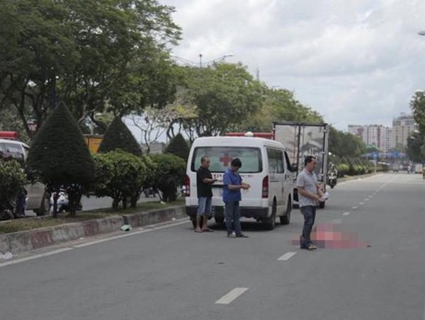 Hai xe ôm công nghệ GrabBike và Go-Viet tông nhau, nữ khách tử vong dưới bánh xe tải