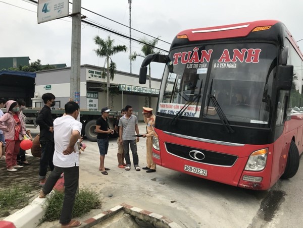 Hà Nội: CSGT chặn bắt xe khách 46 chỗ nhồi 87 người trên đường Hồ Chí Minh